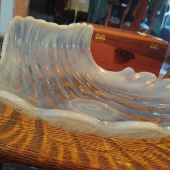 Vintage Opaque Blue Scalloped Shell Dish - Picture 5 of 11